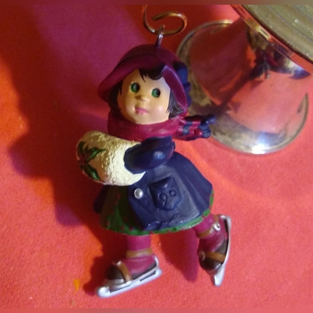 (Hallmark Keepsake Sweet Skater Sculpture Sue Tague.. Vintage 1999 Rare